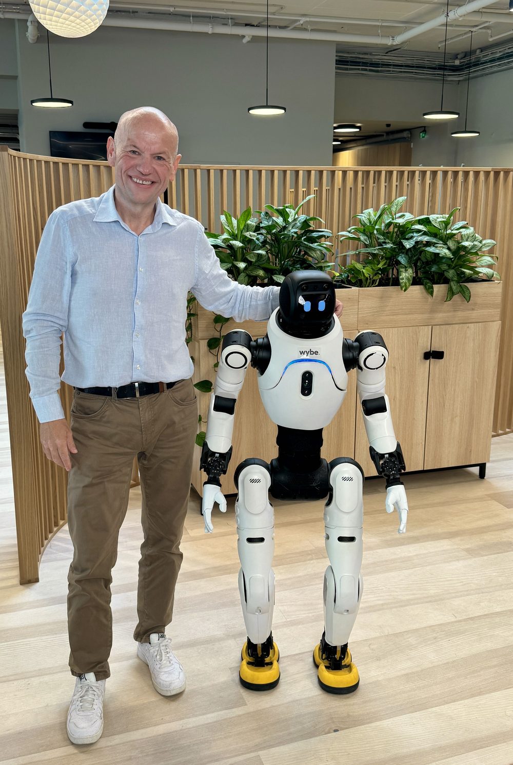 Tom Thoresen, Head of Sales i Wybe, sammen med en Wybe-robot
